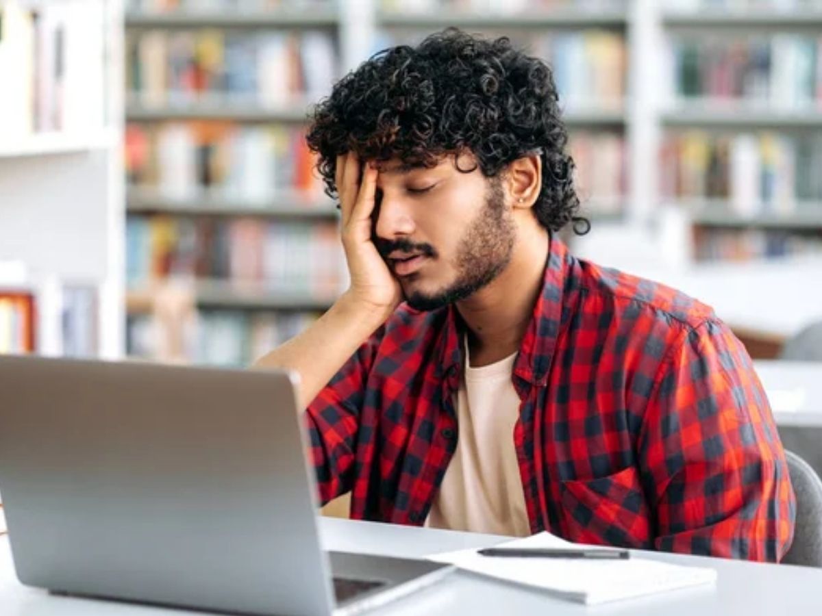 मोबाइल देखते वक्त नहीं, तो फिर किताब देखकर क्यों आती है नींद? जानिए इसके पीछे की सच्चाई - Photo Gallery