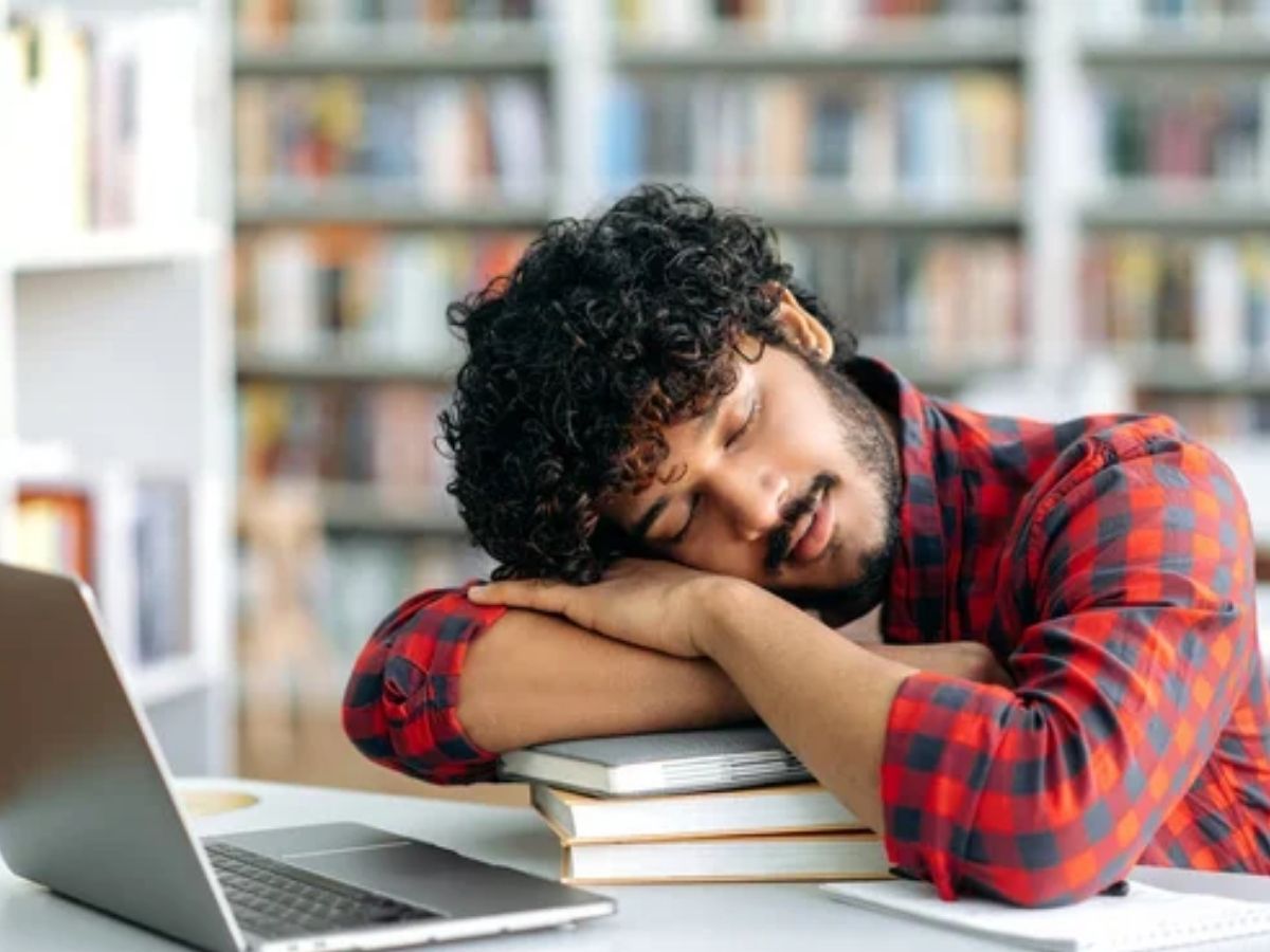 मोबाइल देखते वक्त नहीं, तो फिर किताब देखकर क्यों आती है नींद? जानिए इसके पीछे की सच्चाई - Photo Gallery