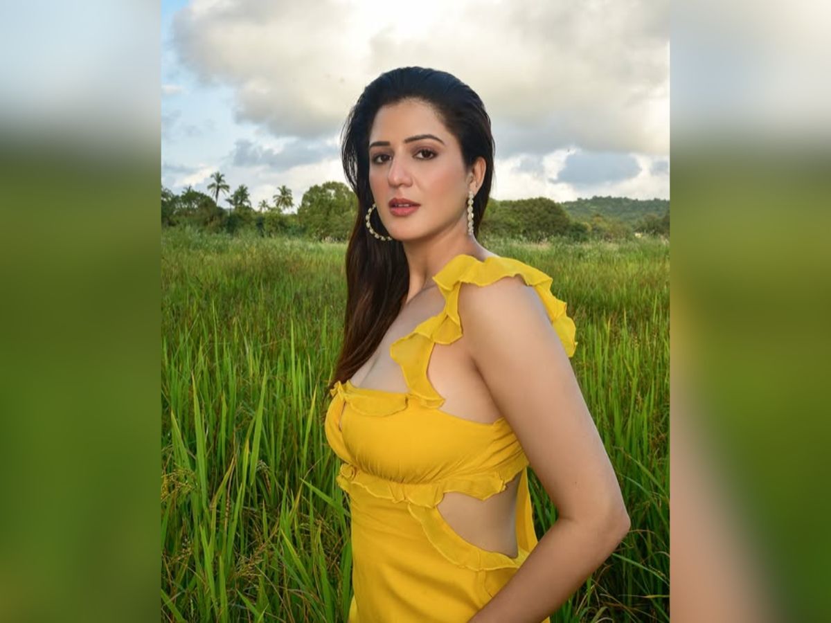 Who is Isha Rikhi: कौन है ईशा रिखी, जिन्होंने 8 साल बड़े रैपर से रचाई शादी, इस फिल्म से किया था डेब्यू - Photo Gallery