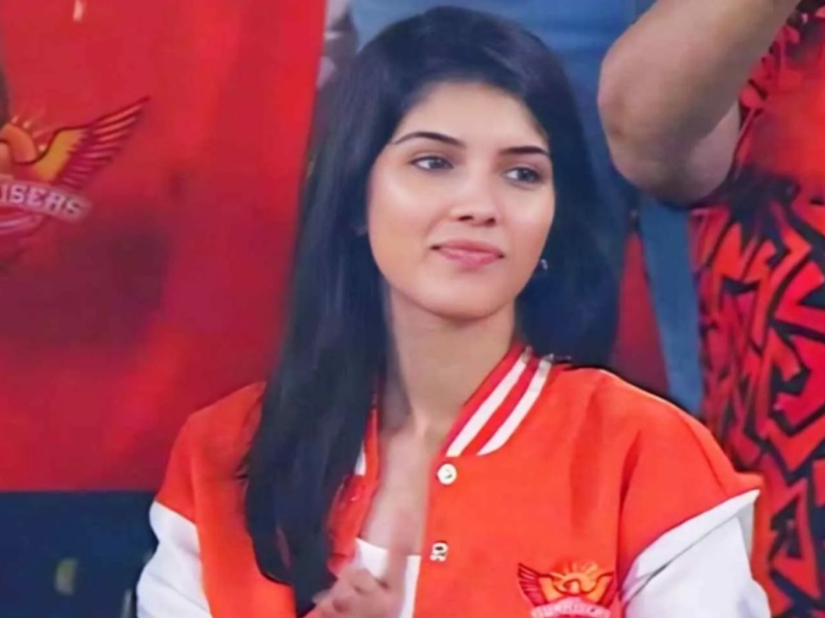 Kavya Maran Outfit: स्टेडियम में भी फैशन क्वीन! काव्या मारन के ये बेहतरीन लुक्स देख, नहीं हटेंगी नजरें - Photo Gallery