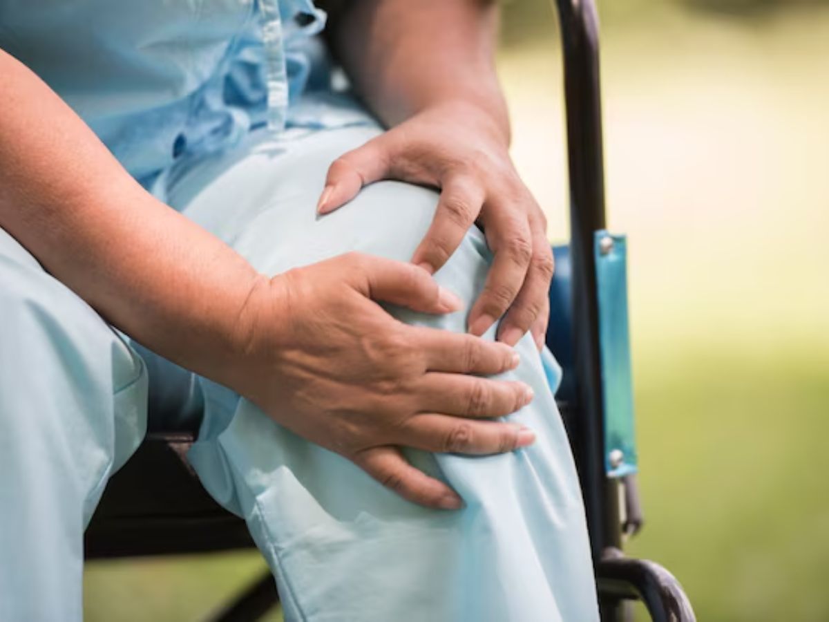 Knee pain Remedies: काफी समय से परेशान कर रहा घुटनों का दर्द, ऐसे पाएं छुटकारा, मिंटो में दिखेगा असर - Photo Gallery