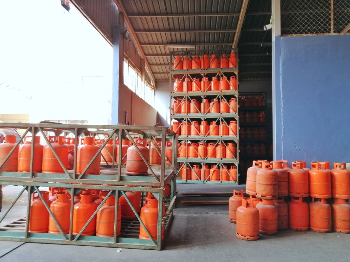 LPG Price Hike: आम जनता की फिर बढ़ी टेंशन! युद्ध की आग में महंगा हुआ गैस सिलेंडर; यहां जानें दिल्ली से लेकर मुंबई तक के दाम - Photo Gallery