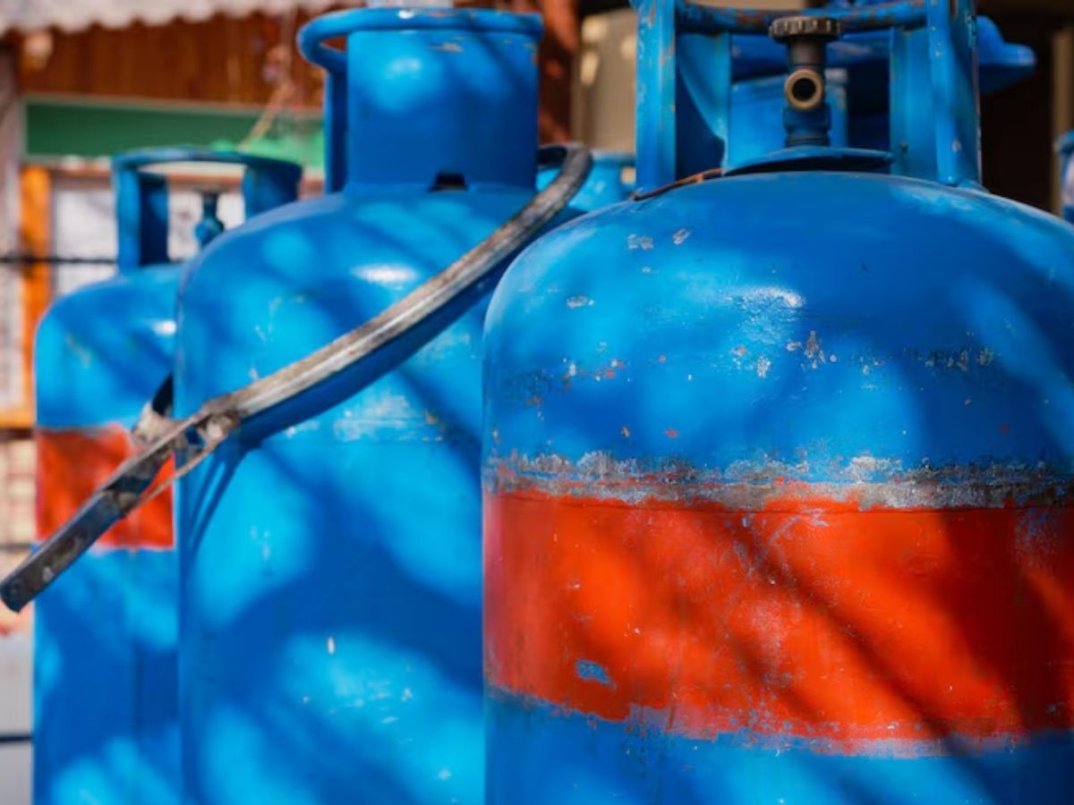 Red vs Blue Gas Cylinders: घर का लाल सिलेंडर, तो दुकान का नीला; क्या है रंगों का बड़ा राज? - Photo Gallery