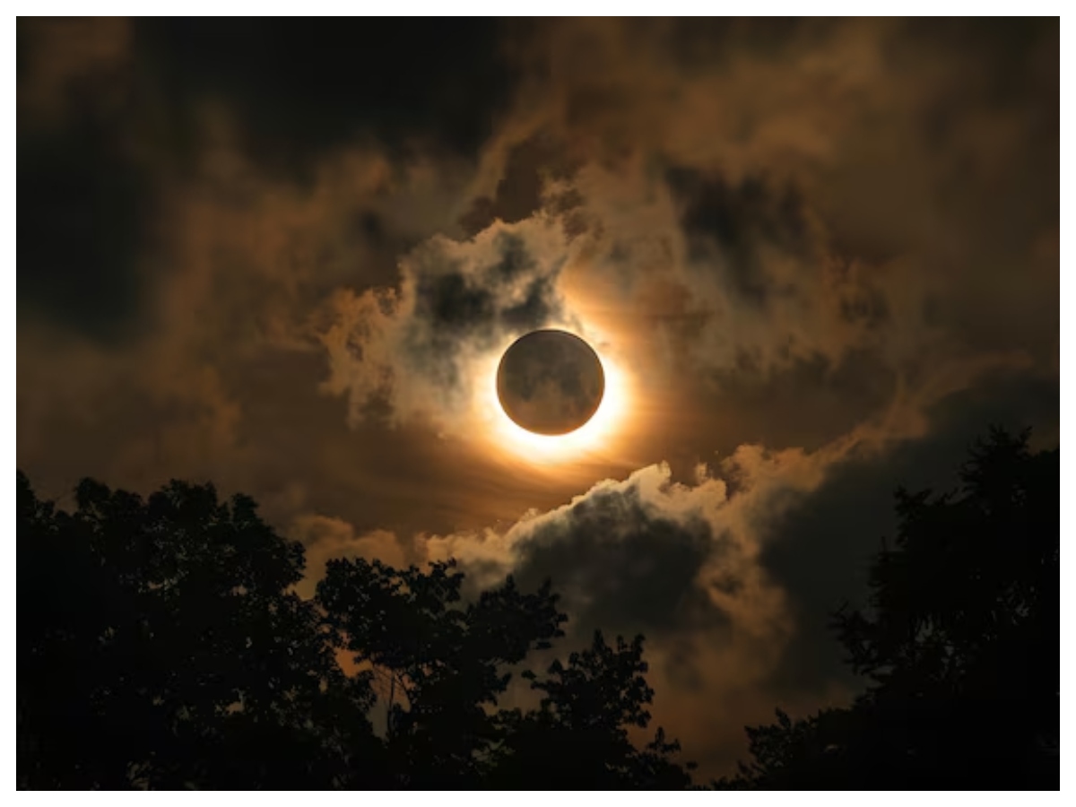 tomorrow grahan time: कल लगेगा साल का पहला चंद्र ग्रहण, जानें सूतक काल और सही टाइमिंग - Photo Gallery