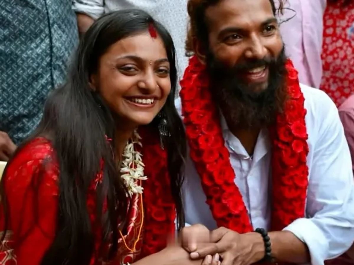 शादी के बाद हनीमून पर निकलीं मोनालिसा, समंदर किनारे पति संग रोमांटिक अंदाज में दिखा कपल; देखें तस्वीर - Photo Gallery