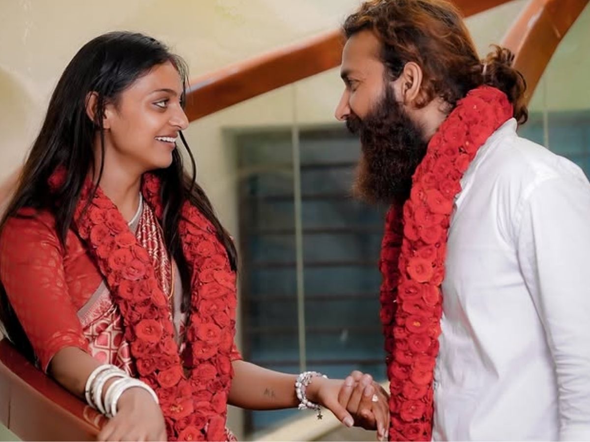 शादी के बाद हनीमून पर निकलीं मोनालिसा, समंदर किनारे पति संग रोमांटिक अंदाज में दिखा कपल; देखें तस्वीर - Photo Gallery