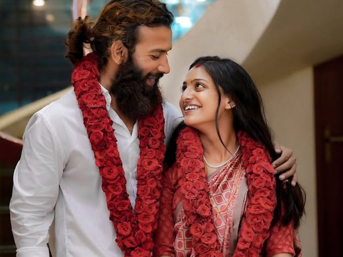 शादी के बाद हनीमून पर निकलीं मोनालिसा, समंदर किनारे पति संग रोमांटिक अंदाज में दिखा कपल; देखें तस्वीर - Photo Gallery