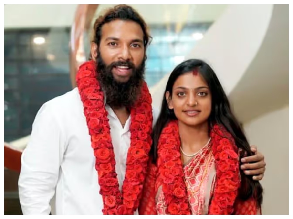 monalisa married: समुद्र किनारे पति संग नजर आईं मोनालिसा, सोशल मीडिया पर वायरल हुई हनीमून की तस्वीर - Photo Gallery