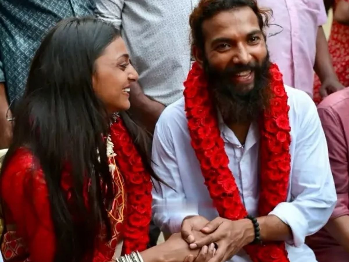 शादी के बाद हनीमून पर निकलीं मोनालिसा, समंदर किनारे पति संग रोमांटिक अंदाज में दिखा कपल; देखें तस्वीर - Photo Gallery