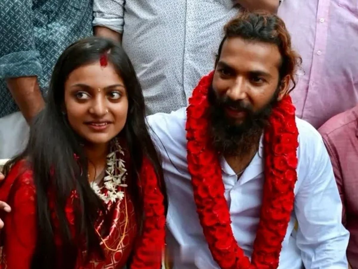 शादी के बाद हनीमून पर निकलीं मोनालिसा, समंदर किनारे पति संग रोमांटिक अंदाज में दिखा कपल; देखें तस्वीर - Photo Gallery