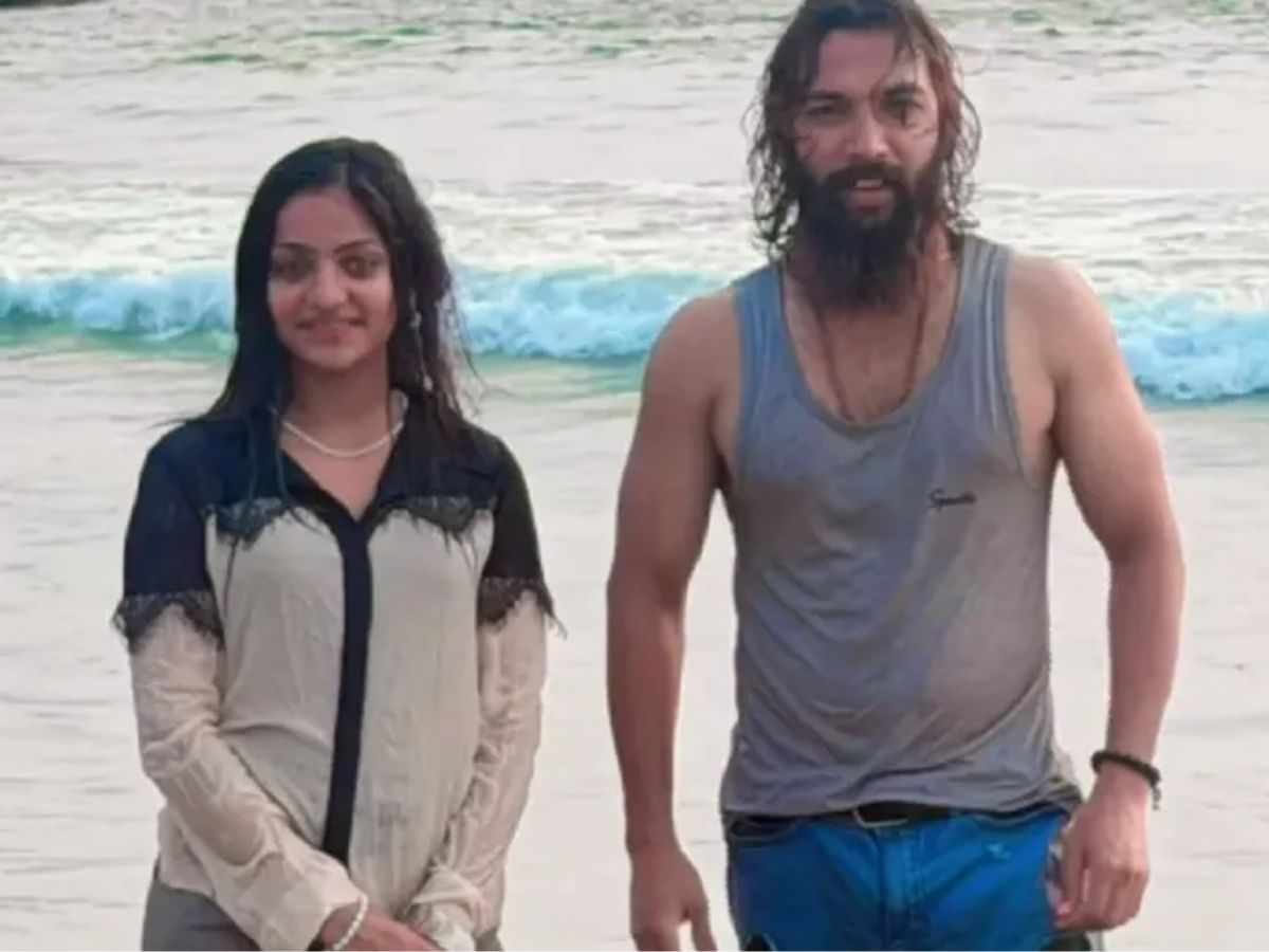 शादी के बाद हनीमून पर निकलीं मोनालिसा, समंदर किनारे पति संग रोमांटिक अंदाज में दिखा कपल; देखें तस्वीर - Photo Gallery