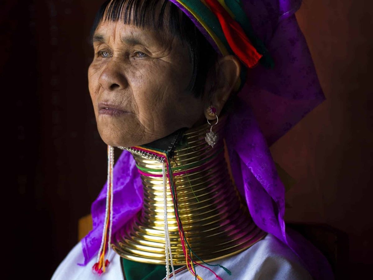 सुंदरता के नाम पर महिलाओं को दर्दनाक सजा, बेहद अजीब हैं दुनिया की ये 7 प्रथाएं - Photo Gallery