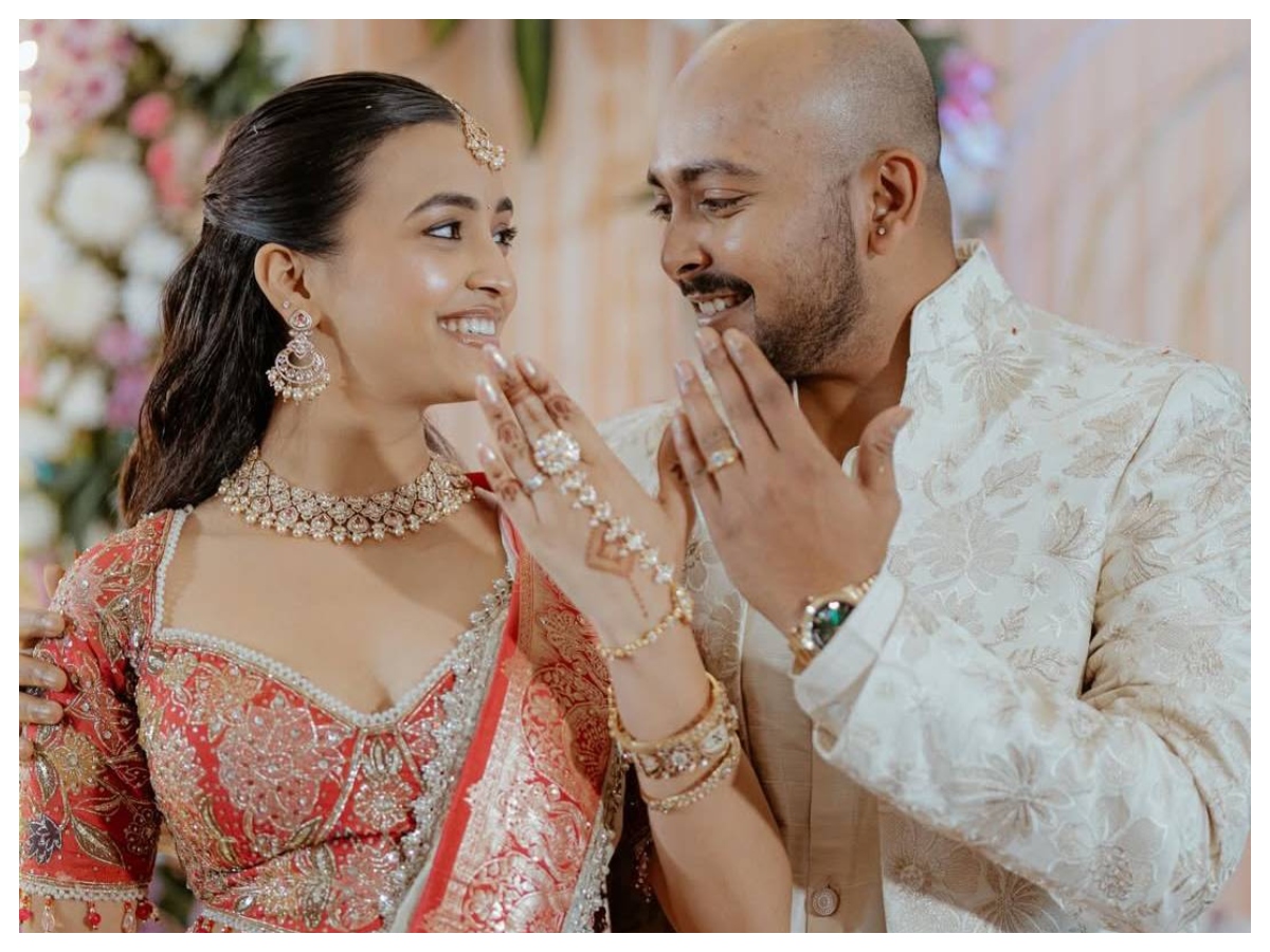 Prithvi Shaw engagement: पृथ्वी शॉ  ने गर्लफ्रेंड आकृति अग्रवाल से की सगाई, जानें कौन है होने वाली दुल्हन - Photo Gallery