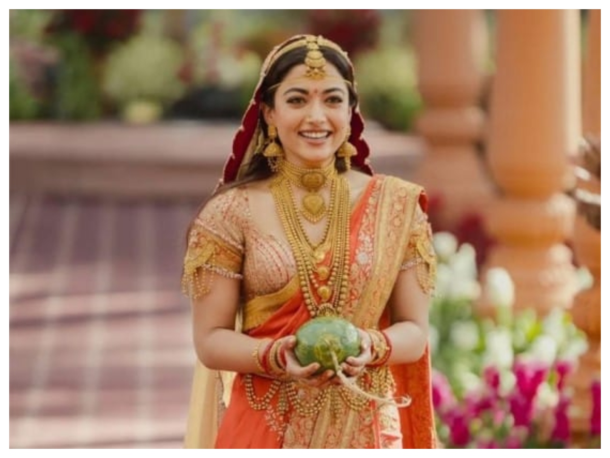 Rashmika Mandanna wedding: शादी से रिसेप्शन तक धोती में दिखे विजय देवरकोंडा, रश्मिका की टेंपल जूलरी ने खींचा ध्यान, दिखी साउथ की झलक - Photo Gallery