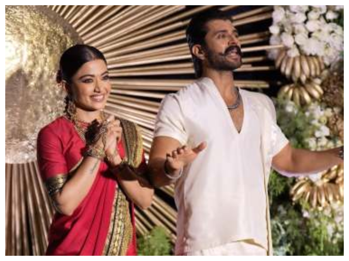 Rashmika Mandanna wedding: शादी से रिसेप्शन तक धोती में दिखे विजय देवरकोंडा, रश्मिका की टेंपल जूलरी ने खींचा ध्यान, दिखी साउथ की झलक - Photo Gallery