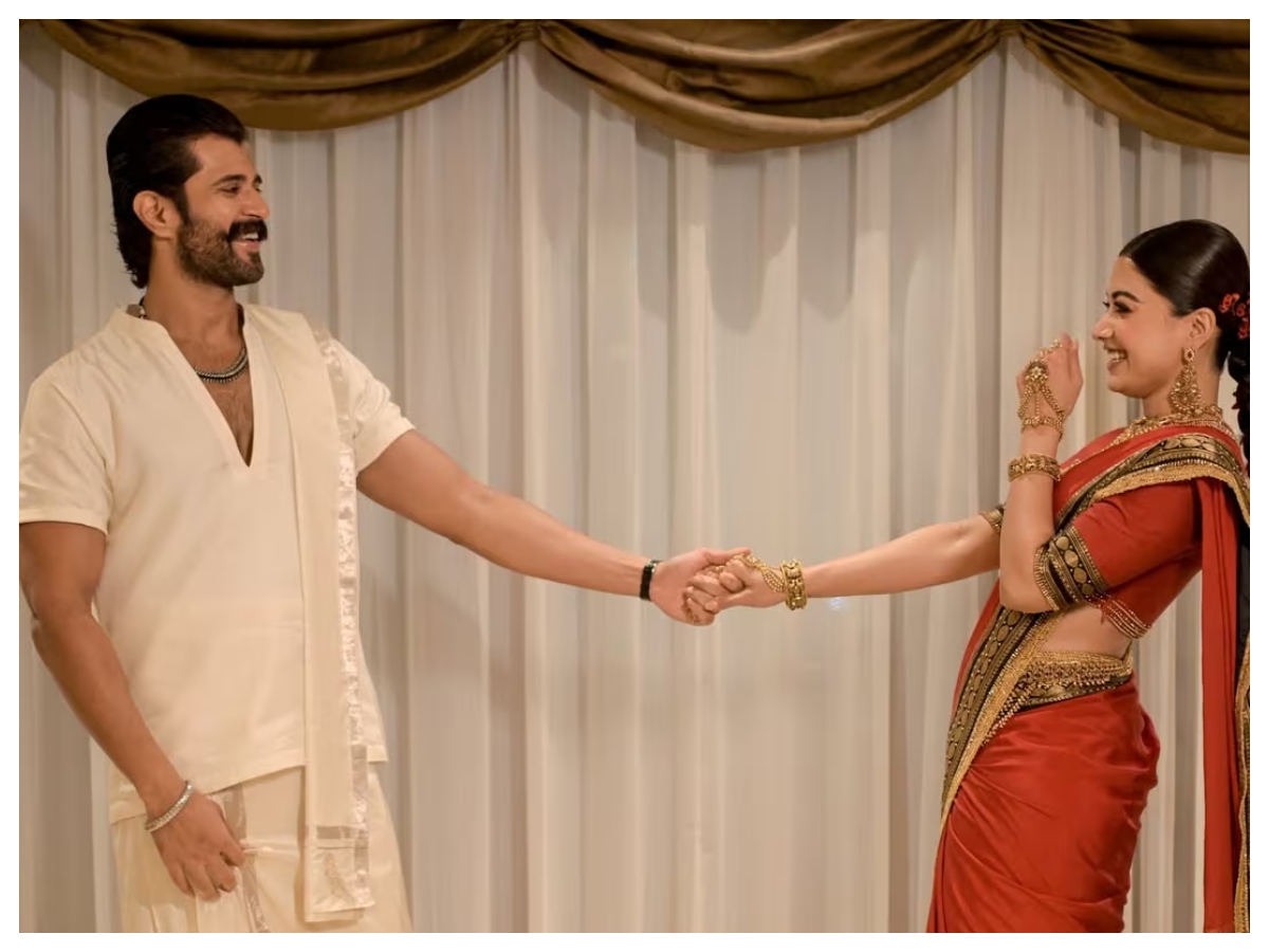 Rashmika Mandanna wedding: शादी से रिसेप्शन तक धोती में दिखे विजय देवरकोंडा, रश्मिका की टेंपल जूलरी ने खींचा ध्यान, दिखी साउथ की झलक - Photo Gallery