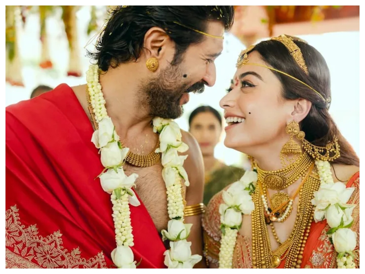 Rashmika Mandanna wedding: शादी से रिसेप्शन तक धोती में दिखे विजय देवरकोंडा, रश्मिका की टेंपल जूलरी ने खींचा ध्यान, दिखी साउथ की झलक - Photo Gallery