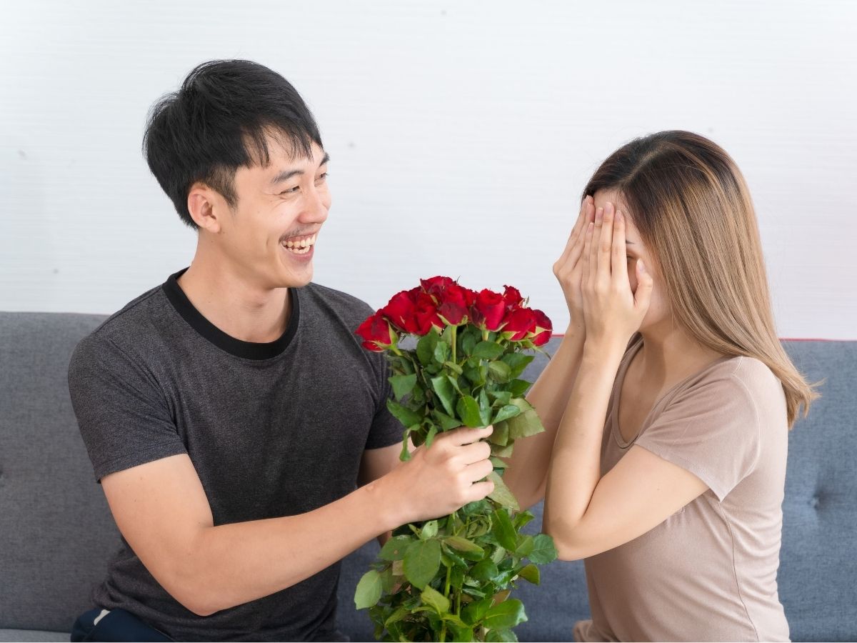 पार्टनर का मूड खराब हो तो क्या करें? ये आसान टिप्स पल भर में ला सकते हैं मुस्कान - Photo Gallery