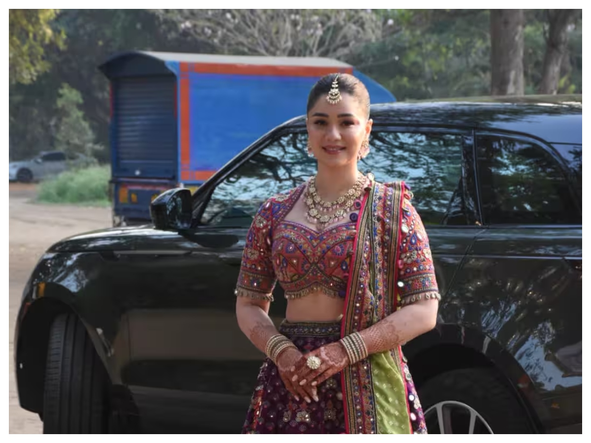 Arjun wedding: भाई की हल्दी सेरेमनी में छाया सारा तेंदुलकर का लुक,  मिरर वर्क लहंगा में लूटी लाइमलाइट - Photo Gallery