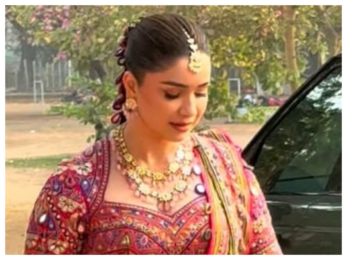 Arjun wedding: भाई की हल्दी सेरेमनी में छाया सारा तेंदुलकर का लुक,  मिरर वर्क लहंगा में लूटी लाइमलाइट - Photo Gallery