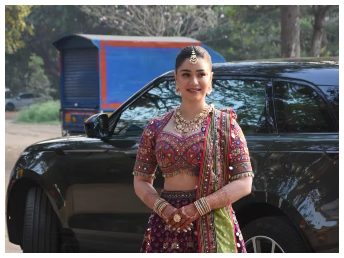 Arjun wedding: भाई की हल्दी सेरेमनी में छाया सारा तेंदुलकर का लुक,  मिरर वर्क लहंगा में लूटी लाइमलाइट - Photo Gallery