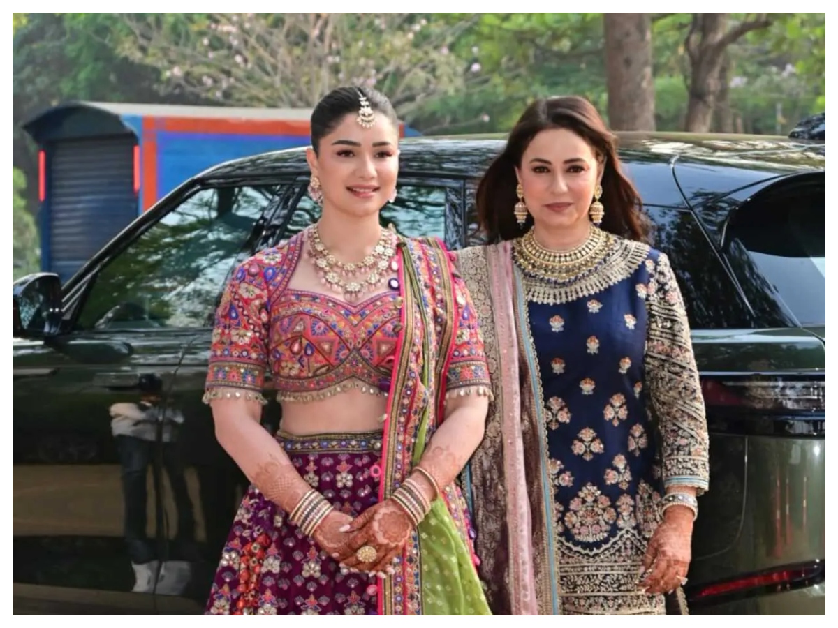 Arjun wedding: भाई की हल्दी सेरेमनी में छाया सारा तेंदुलकर का लुक,  मिरर वर्क लहंगा में लूटी लाइमलाइट - Photo Gallery