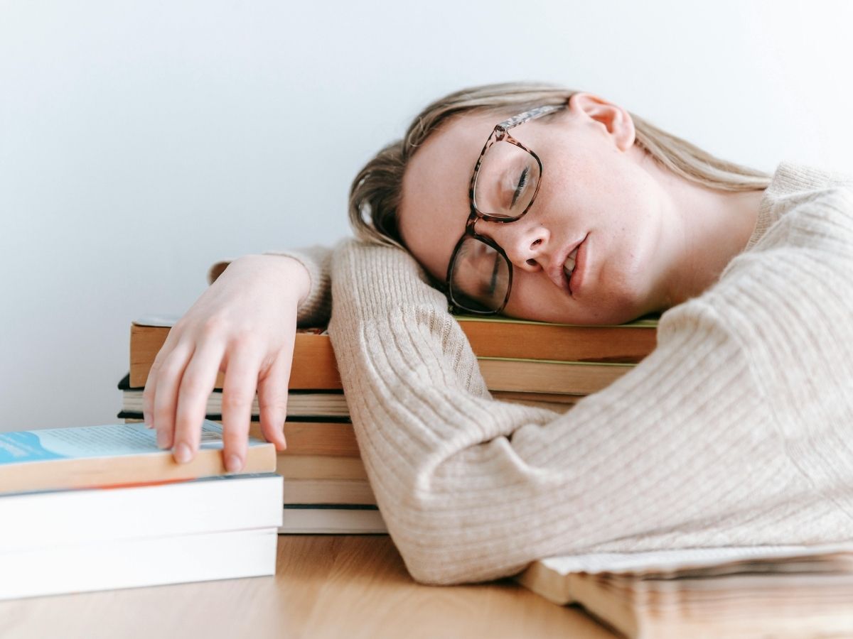 मोबाइल देखते वक्त नहीं, तो फिर किताब देखकर क्यों आती है नींद? जानिए इसके पीछे की सच्चाई - Photo Gallery