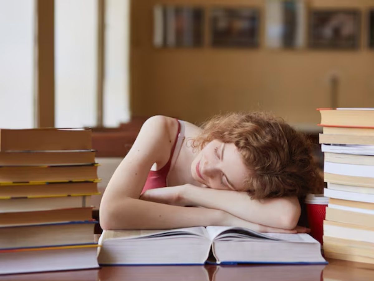 मोबाइल देखते वक्त नहीं, तो फिर किताब देखकर क्यों आती है नींद? जानिए इसके पीछे की सच्चाई - Photo Gallery