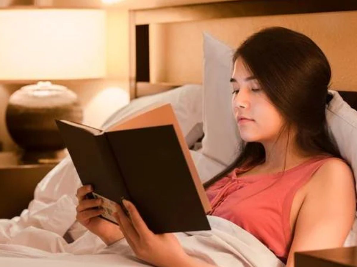 मोबाइल देखते वक्त नहीं, तो फिर किताब देखकर क्यों आती है नींद? जानिए इसके पीछे की सच्चाई - Photo Gallery