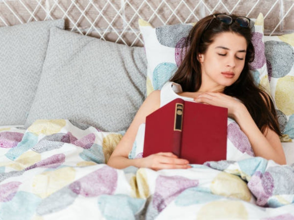 मोबाइल देखते वक्त नहीं, तो फिर किताब देखकर क्यों आती है नींद? जानिए इसके पीछे की सच्चाई - Photo Gallery