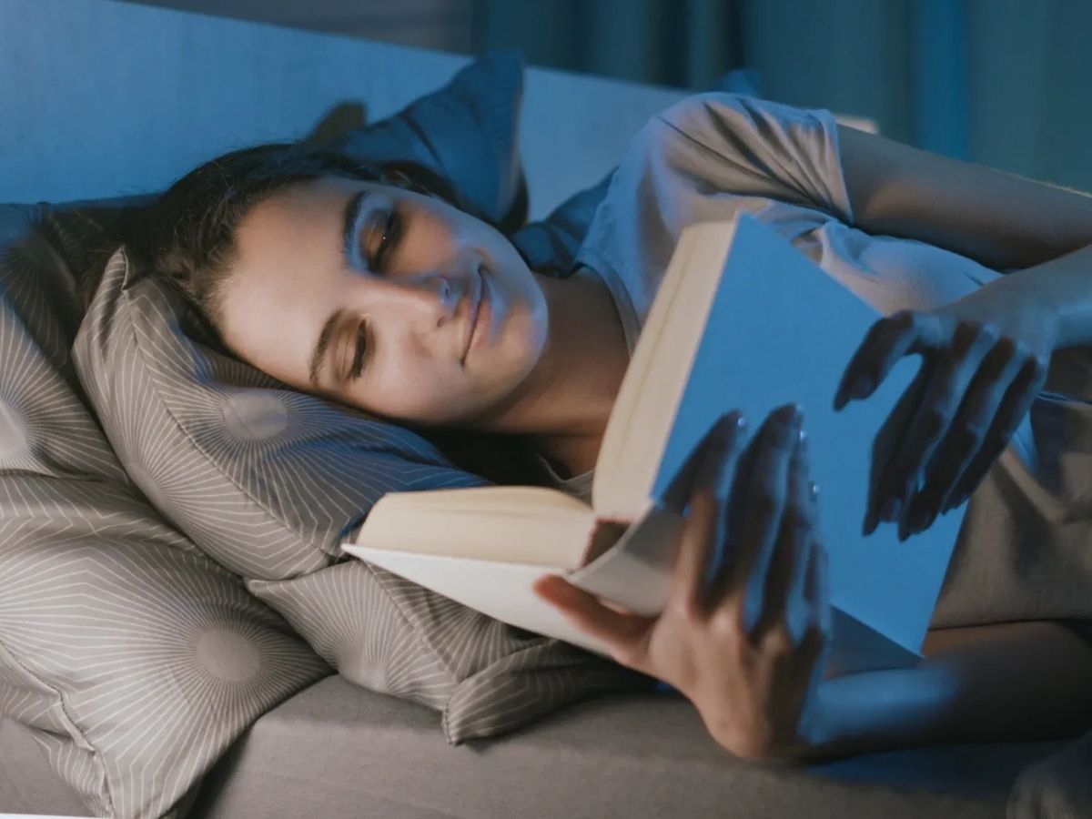 मोबाइल देखते वक्त नहीं, तो फिर किताब देखकर क्यों आती है नींद? जानिए इसके पीछे की सच्चाई - Photo Gallery