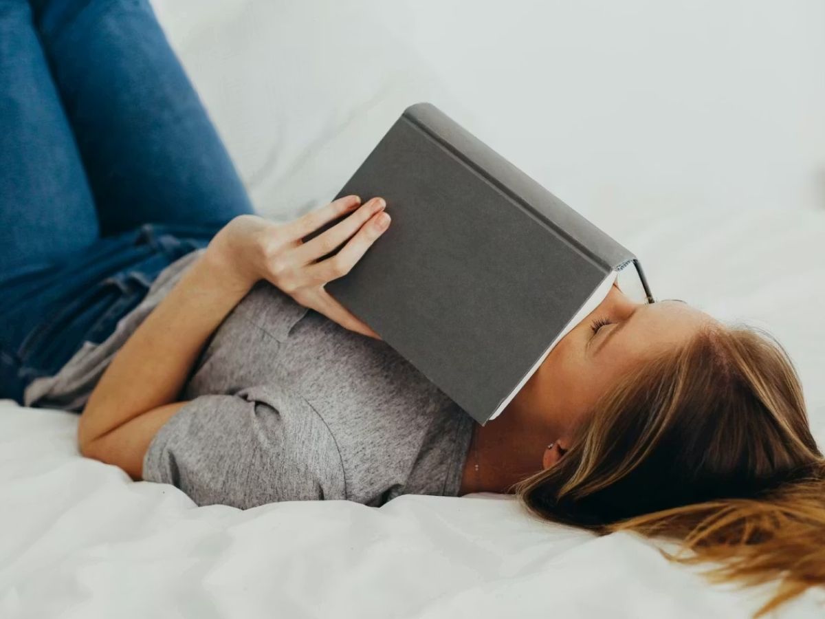 मोबाइल देखते वक्त नहीं, तो फिर किताब देखकर क्यों आती है नींद? जानिए इसके पीछे की सच्चाई - Photo Gallery