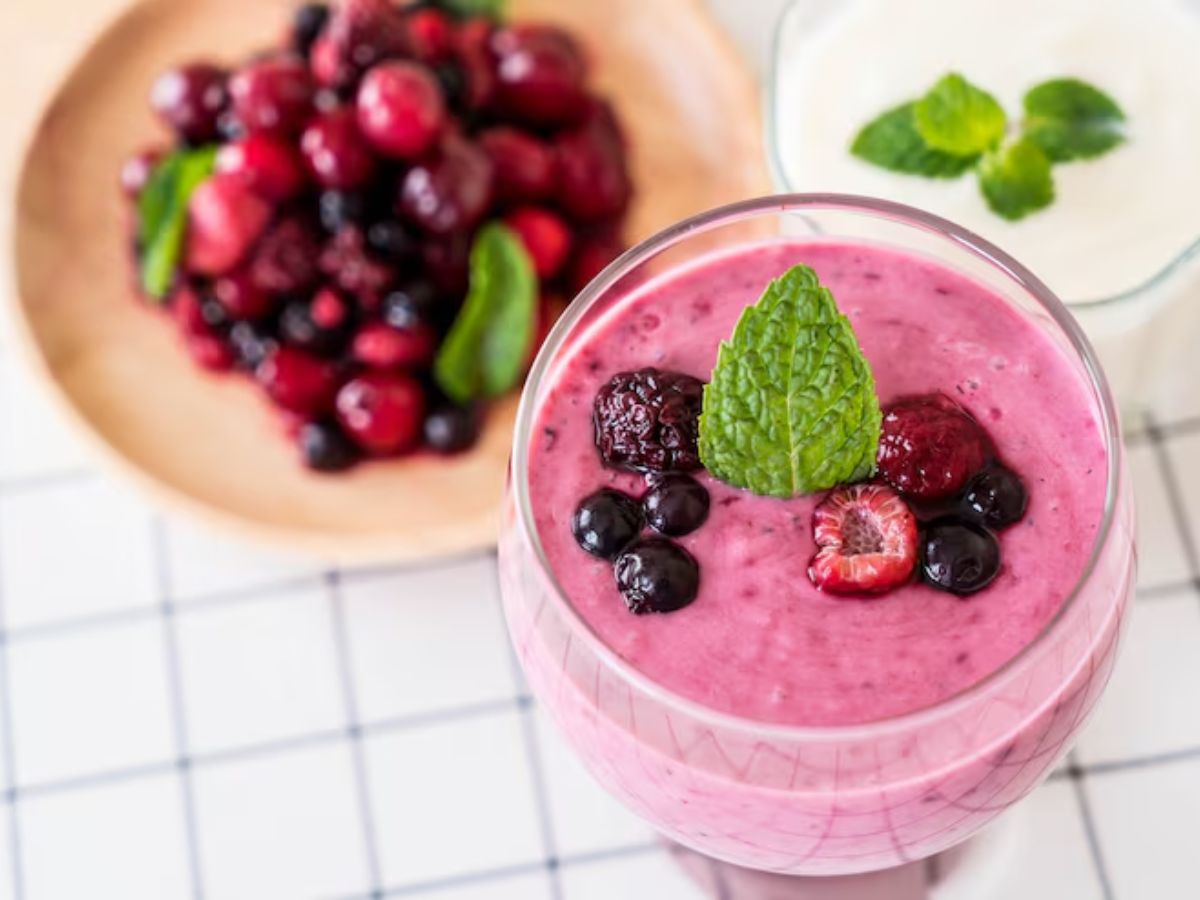Healthy Breakfast Benefits: नाश्ते में पिए ये 5 टेस्टी स्मूदीज, दिन भर शरीर रहेगा स्वस्थ…! - Photo Gallery