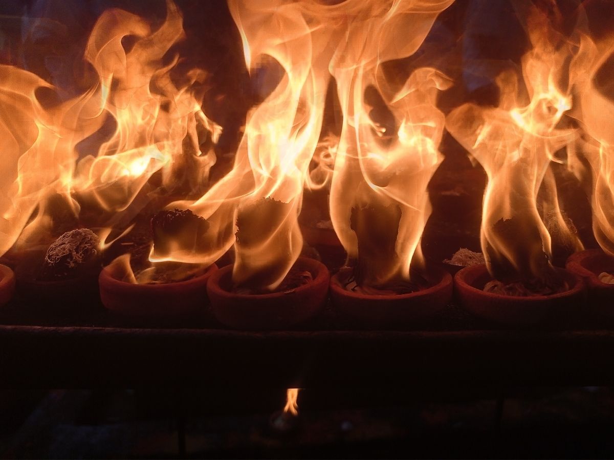 शुभ या अशुभ संकेत, सपने में आग देखने का क्या मतलब होता है? स्वप्न शास्त्र में छिपा बड़ा रहस्य - Photo Gallery