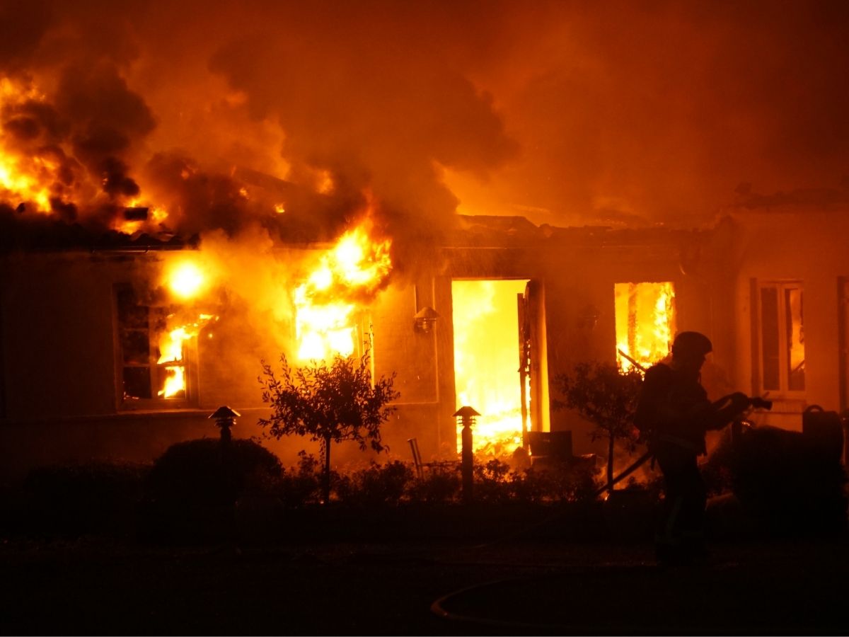 शुभ या अशुभ संकेत, सपने में आग देखने का क्या मतलब होता है? स्वप्न शास्त्र में छिपा बड़ा रहस्य - Photo Gallery