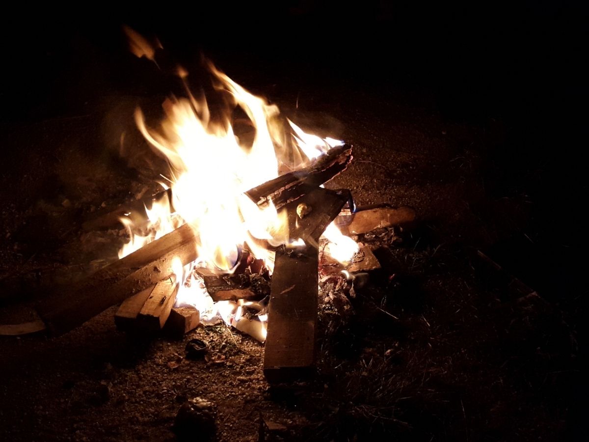 शुभ या अशुभ संकेत, सपने में आग देखने का क्या मतलब होता है? स्वप्न शास्त्र में छिपा बड़ा रहस्य - Photo Gallery