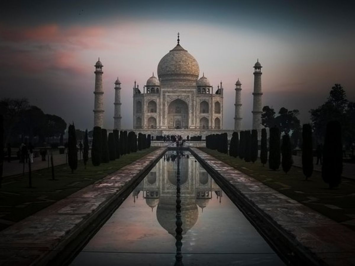 रात को अंधेरे में डूबा रहता है ताज महल, क्यों नहीं है लाइट जलाने की इजाजत? जानें इसके पीछे का असली राज़ - Photo Gallery