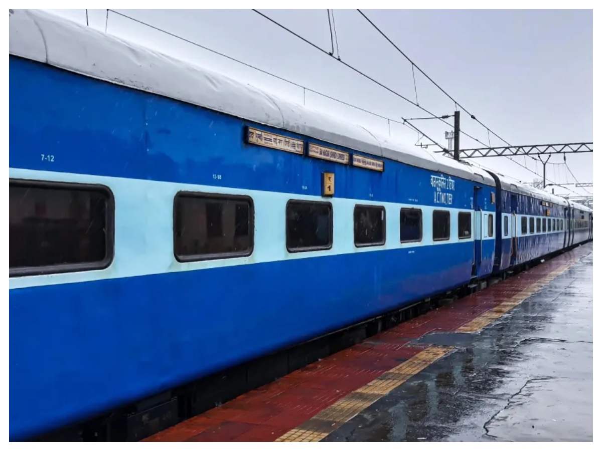 Train Coach Colours: ट्रेन का हर रंग कुछ कहता है, जानिए कौन सा कलर क्या बताता है - Photo Gallery