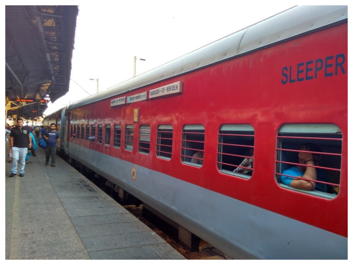 Train Coach Colours: ट्रेन का हर रंग कुछ कहता है, जानिए कौन सा कलर क्या बताता है - Photo Gallery