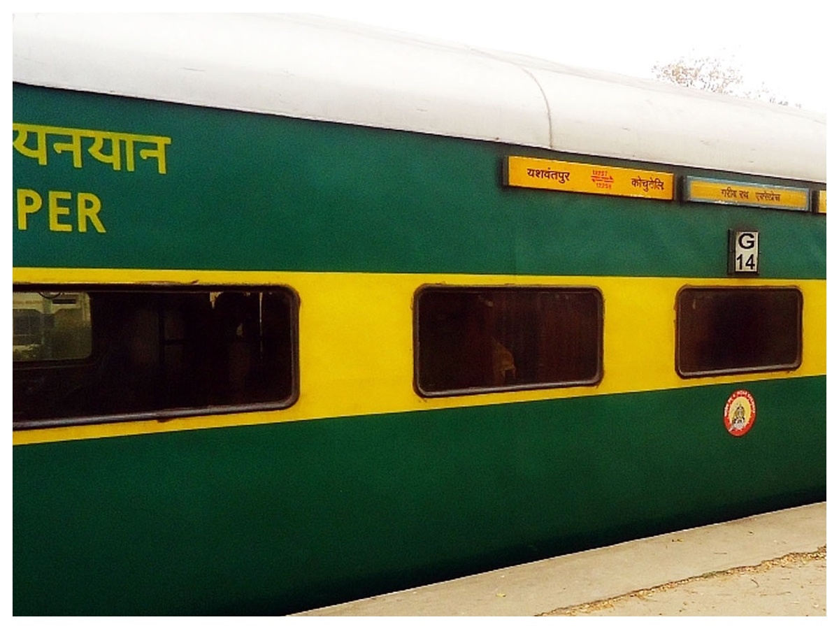 Train Coach Colours: ट्रेन का हर रंग कुछ कहता है, जानिए कौन सा कलर क्या बताता है - Photo Gallery