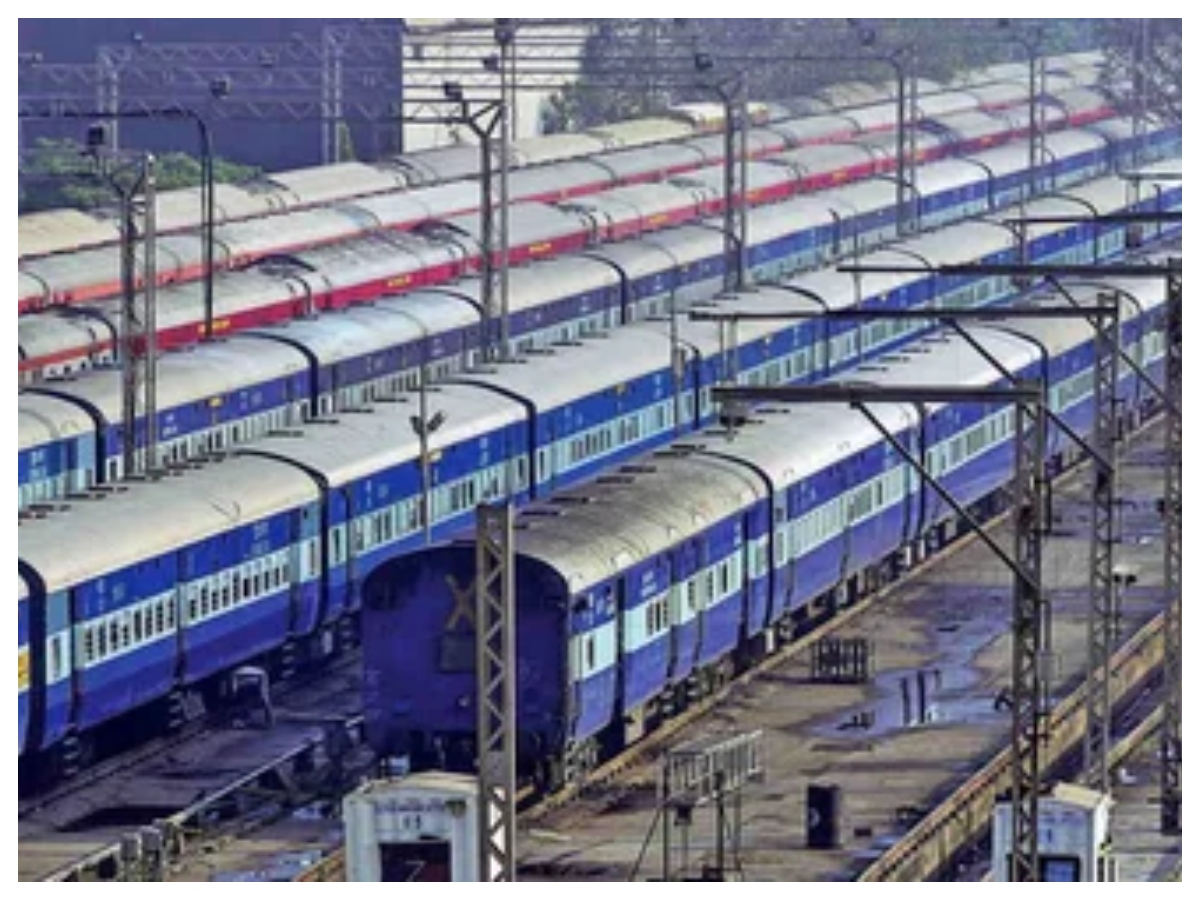 Train Coach Colours: ट्रेन का हर रंग कुछ कहता है, जानिए कौन सा कलर क्या बताता है - Photo Gallery