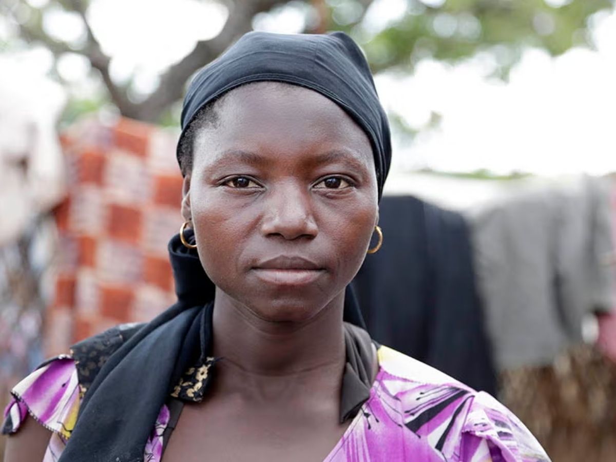 सुंदरता के नाम पर महिलाओं को दर्दनाक सजा, बेहद अजीब हैं दुनिया की ये 7 प्रथाएं - Photo Gallery