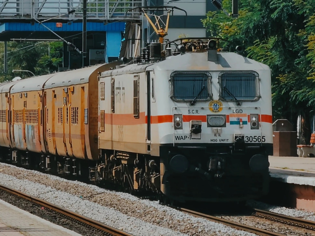 फर्जी टिकट पर रेलवे का बड़ा वार, रेल यात्रियों के लिए बड़ा बदलाव! टिकट जांच में आएगा हाईटेक सिस्टम - Photo Gallery