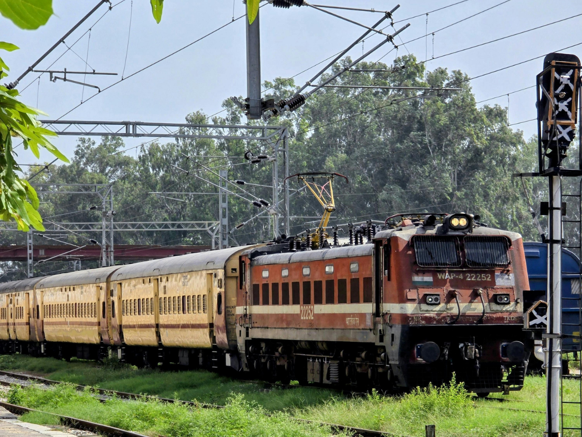 फर्जी टिकट पर रेलवे का बड़ा वार, रेल यात्रियों के लिए बड़ा बदलाव! टिकट जांच में आएगा हाईटेक सिस्टम - Photo Gallery