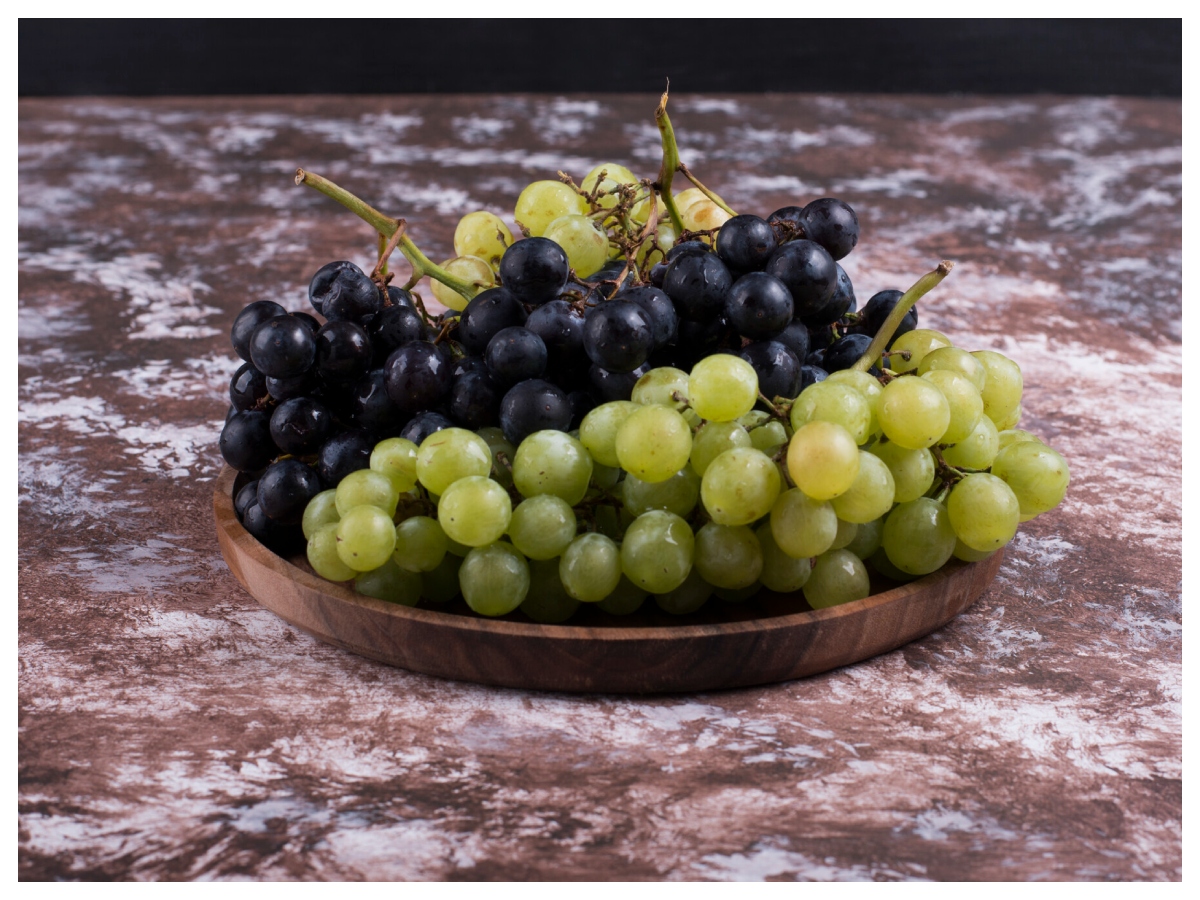 Black green grapes benefits: काले या खट्टे अंगूर किसके हैं ज्यादा फायदे? स्किन और एंटी-एजिंग के लिए कौन सा बेहतर - Photo Gallery