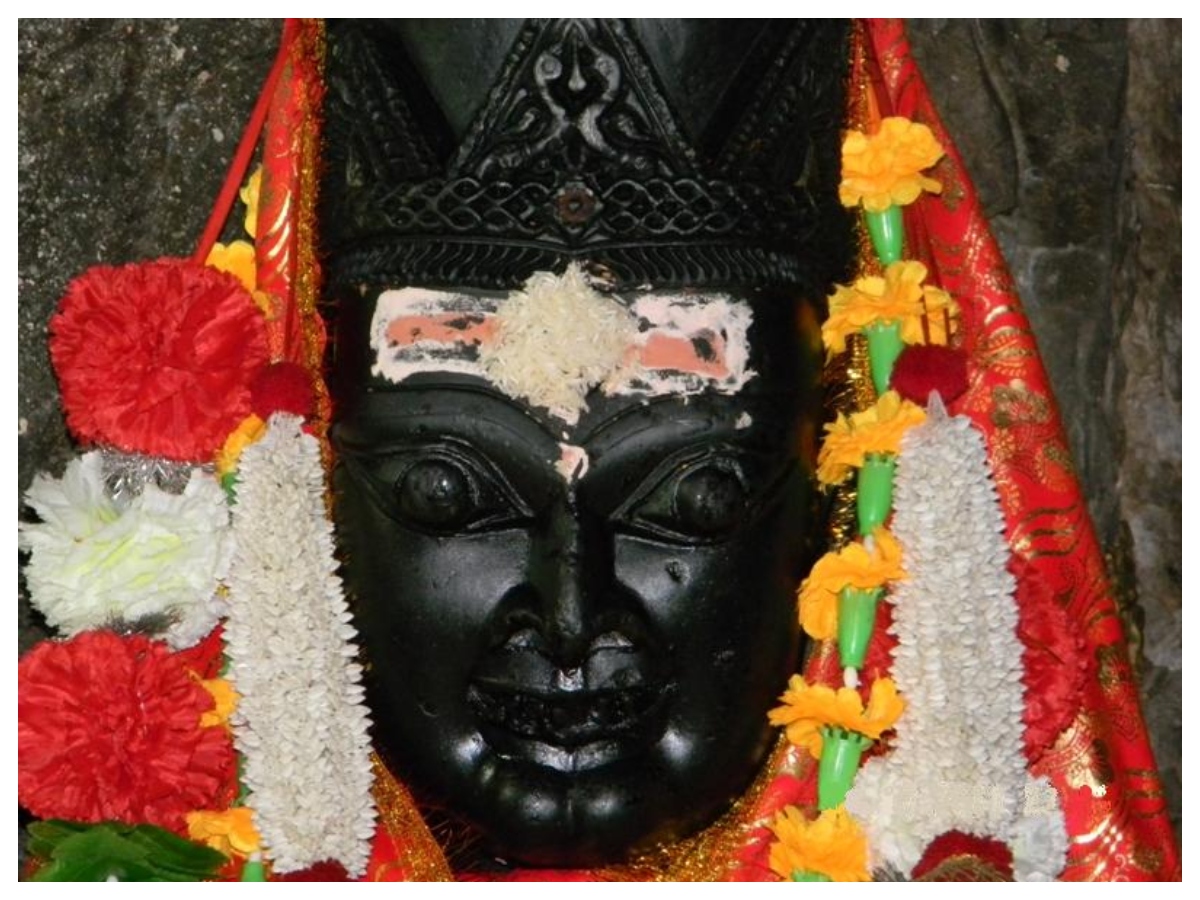 Dhari Devi temple: उत्तराखंड में स्थित इस शक्तिपीठ का चमत्कार, दिन में तीन बार बदलता है देवी की मूर्ति का स्वरूप - Photo Gallery