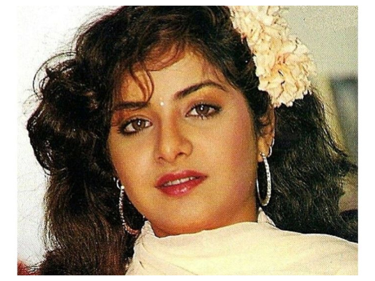 Divya bharti death: टॉप एक्ट्रेस से ट्रेजेडी तक, दिव्या भारती की कहानी रोंगटे खड़े कर देगी, हादसा, सुसाइड या मर्डर? आज भी रहस्य - Photo Gallery
