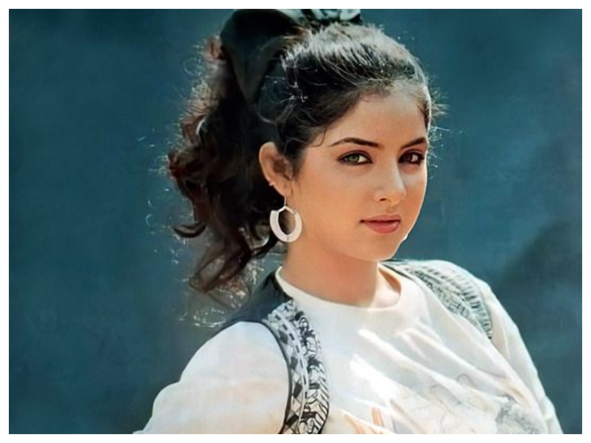 Divya bharti death: टॉप एक्ट्रेस से ट्रेजेडी तक, दिव्या भारती की कहानी रोंगटे खड़े कर देगी, हादसा, सुसाइड या मर्डर? आज भी रहस्य - Photo Gallery