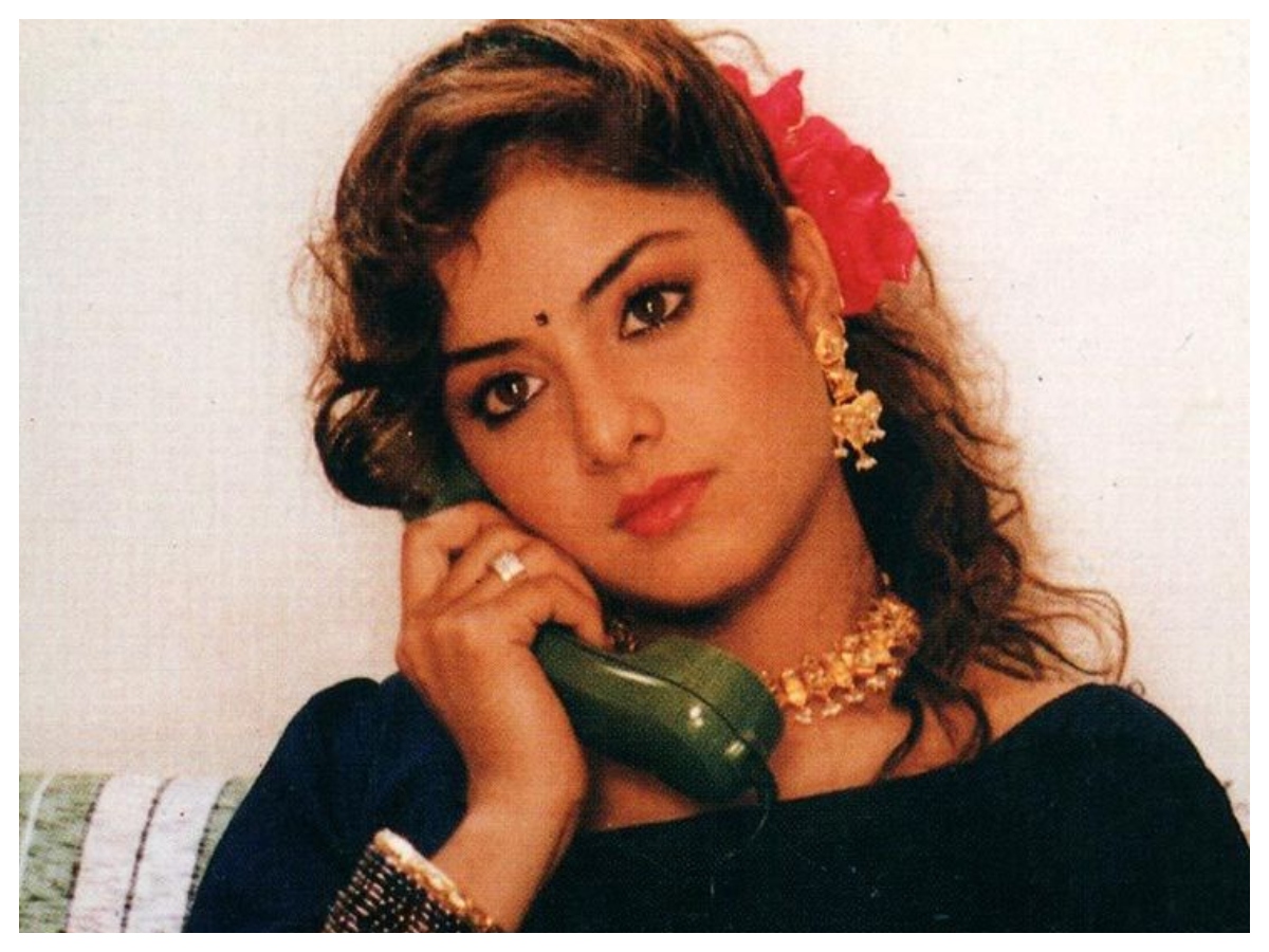 Divya bharti death: टॉप एक्ट्रेस से ट्रेजेडी तक, दिव्या भारती की कहानी रोंगटे खड़े कर देगी, हादसा, सुसाइड या मर्डर? आज भी रहस्य - Photo Gallery