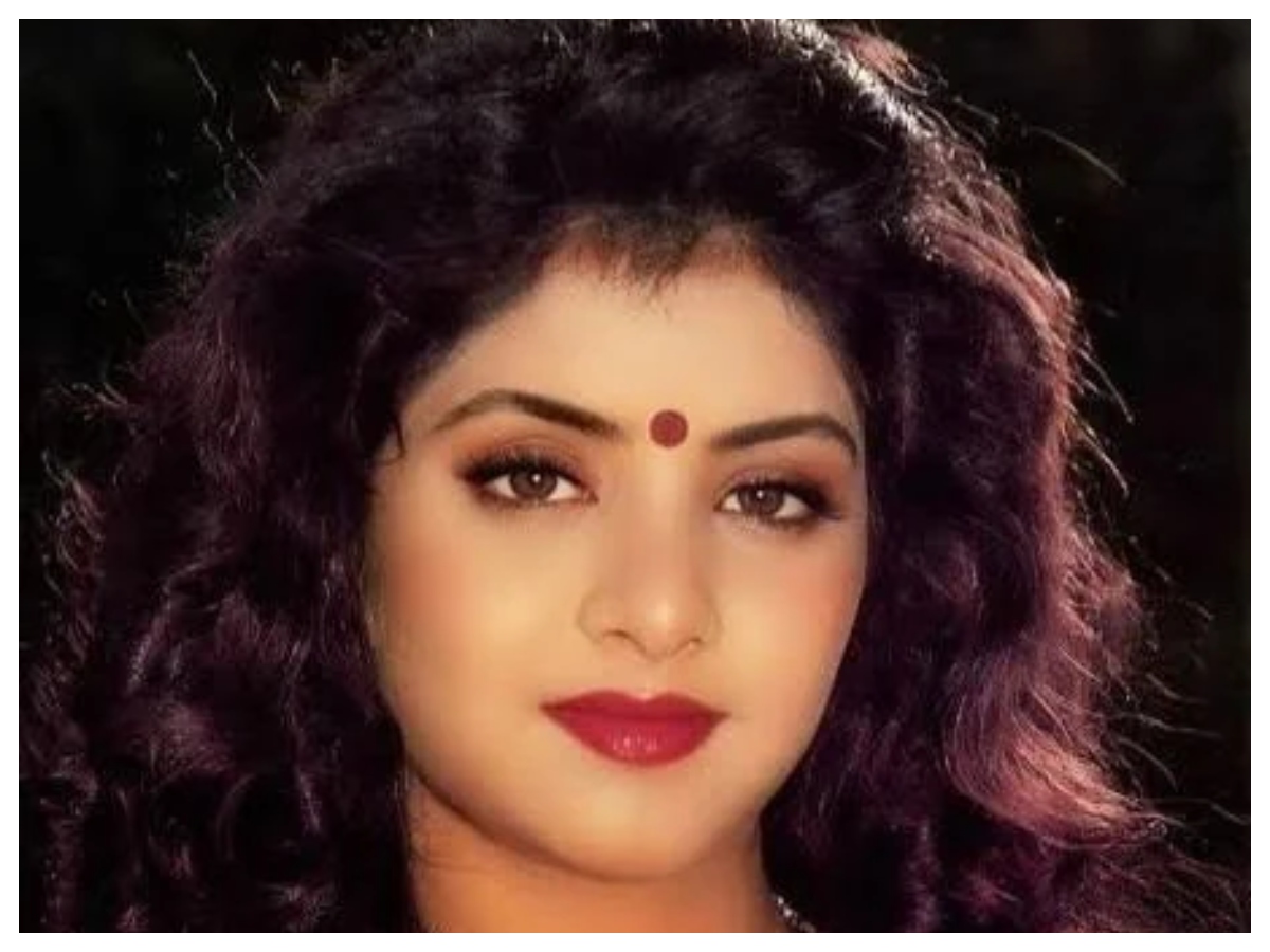 Divya bharti death: टॉप एक्ट्रेस से ट्रेजेडी तक, दिव्या भारती की कहानी रोंगटे खड़े कर देगी, हादसा, सुसाइड या मर्डर? आज भी रहस्य - Photo Gallery